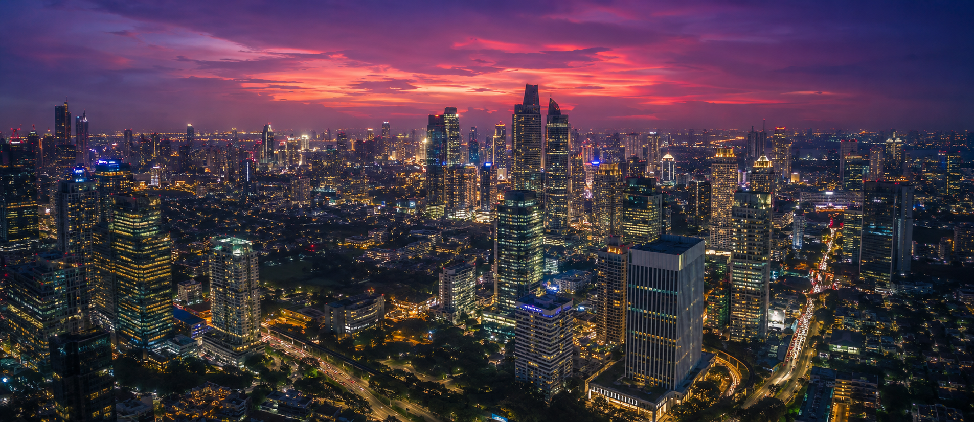 Pemandangan kota Jakarta di malam hari dengan gemerlap lampu dari ketinggian
