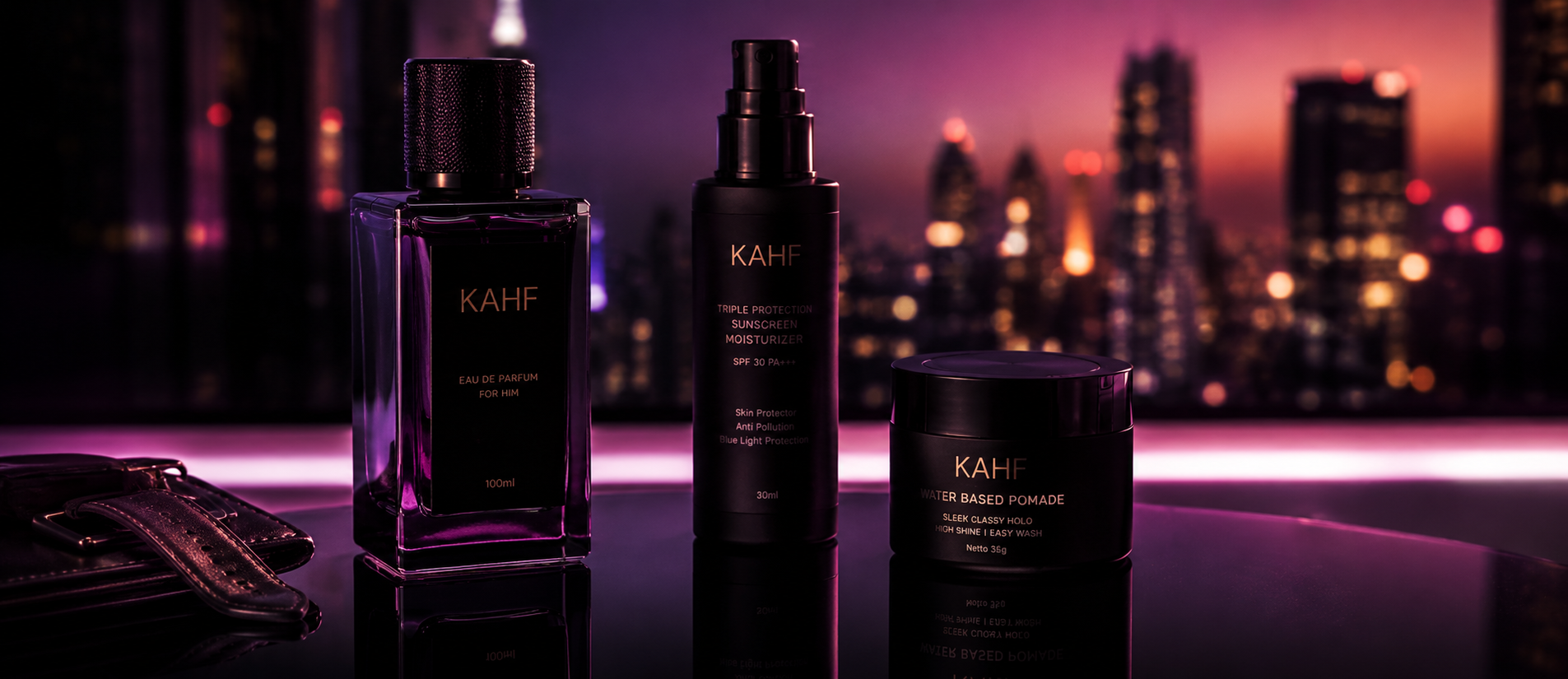 Produk grooming pria untuk malam — parfum, skincare dan aksesori di atas meja kaca gelap
